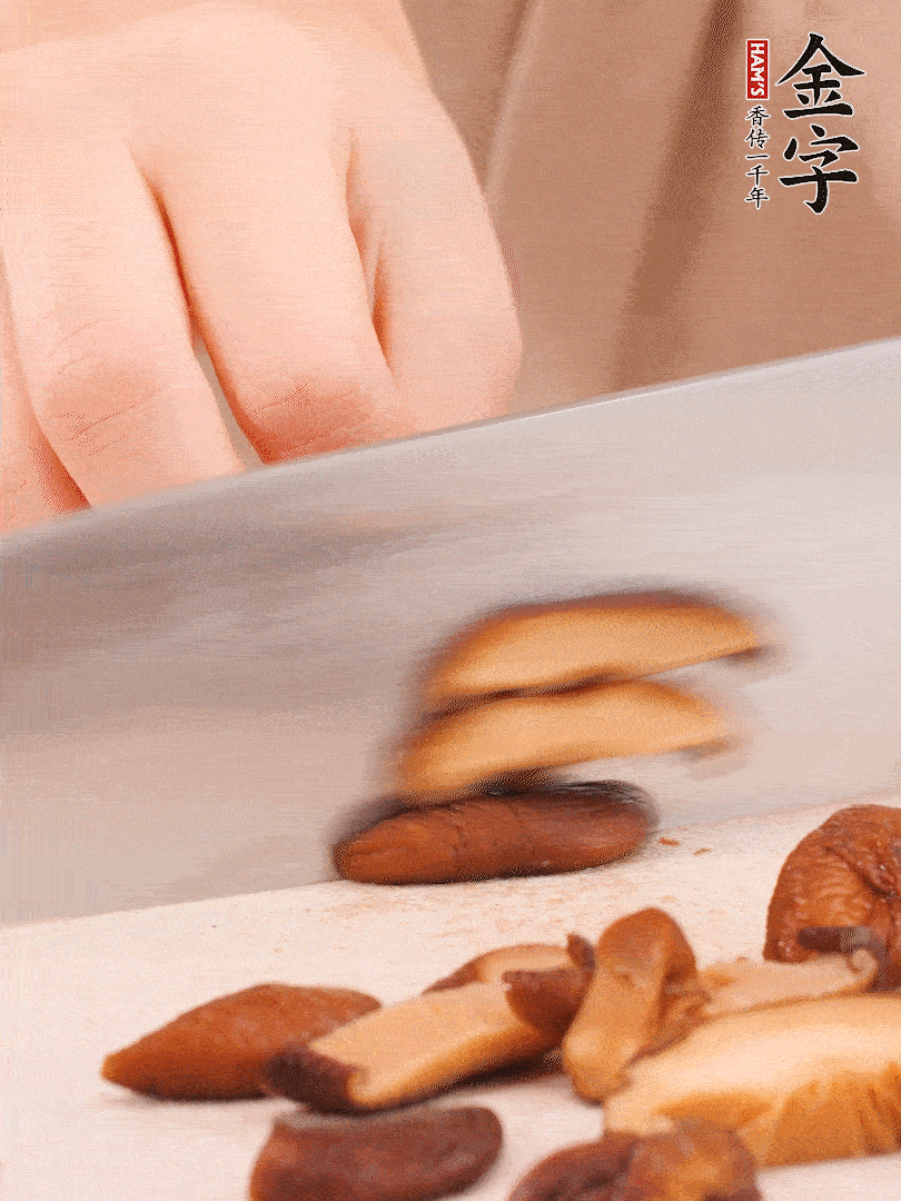 干香菇泡發(fā)，切成小塊。