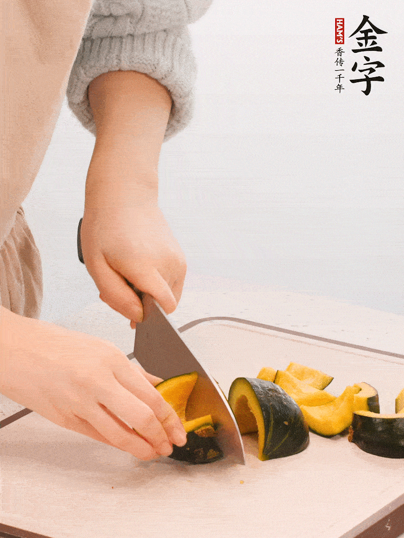 貝貝南瓜切小塊，生姜切成姜絲。