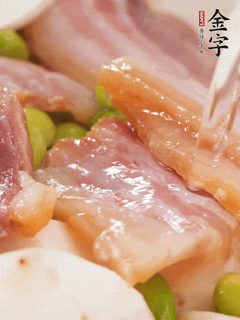 倒入芋艿、熟毛豆，翻炒均勻，加1小碗水煮開