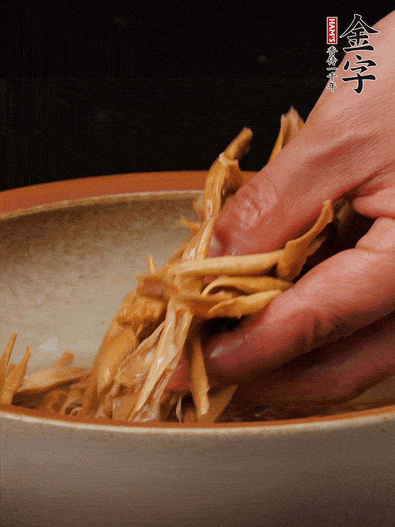 農(nóng)家土筍尖提前泡軟，用刀劃成細(xì)絲，這樣會更加入味。