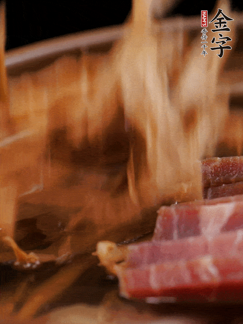 大筒骨、金字火腿、姜片、黃酒一起放入砂鍋，加筍干燉煮40分鐘。（如果家里有高壓鍋，用高壓鍋把高湯壓出來更鮮濃。）