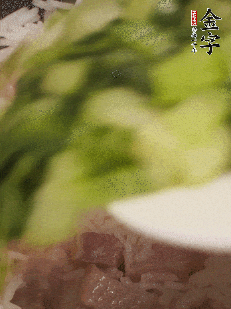 將燜煮好的米飯，倒入炒熟的蔬菜中，翻炒均勻鍆繼續(xù)燜煮5分鐘