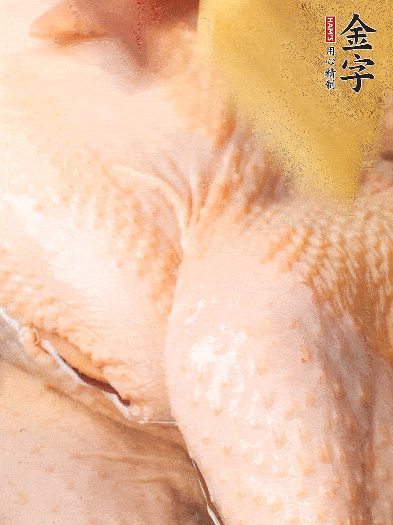老母雞去頭去尾，斬去雞爪。冷水入鍋，加料酒、蔥姜焯水，煮出浮沫后撈出，用清水洗凈