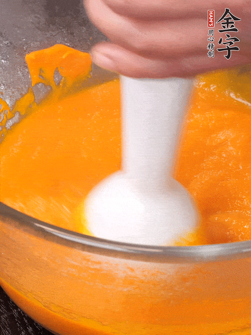 300g南瓜，去皮去瓤切滾刀塊，大火蒸8分鐘，料理機(jī)打成泥，篩網(wǎng)過(guò)篩成泥