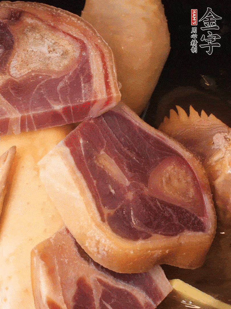 火踵、老母雞加蔥、姜、料酒、清水，大火燒開后轉(zhuǎn)小火，燉1小時(shí)