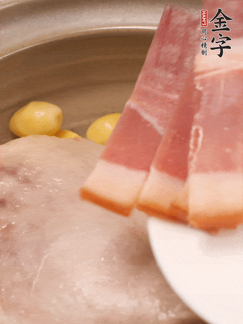 鴨肉、白果、火腿、生姜一起放入砂鍋，清水沒過食材，大火燉煮1小時(shí)