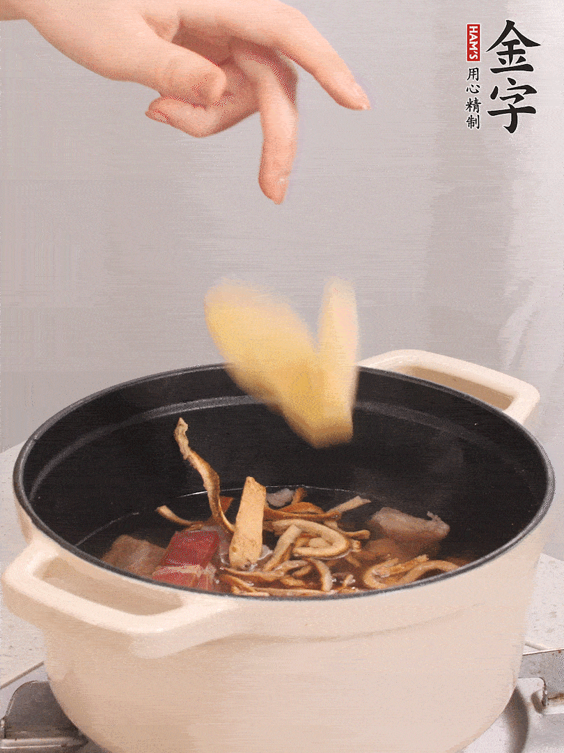 鍋中放牛腩、火腿，然后放入比食材多3倍的水；再放橘子皮、姜片、白胡椒粒燉煮90分鐘