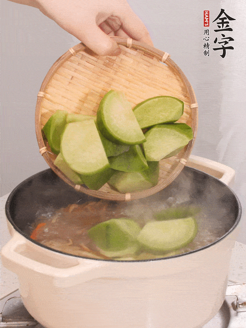 加入青、紅蘿卜再煲半小時。