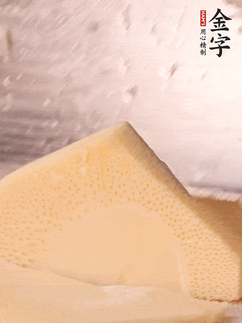 冬筍處理干凈，切滾刀塊，開(kāi)水焯燙去除澀味