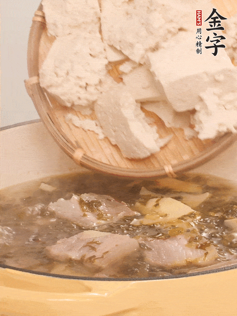 往鍋里加入一倍的水，加豆腐