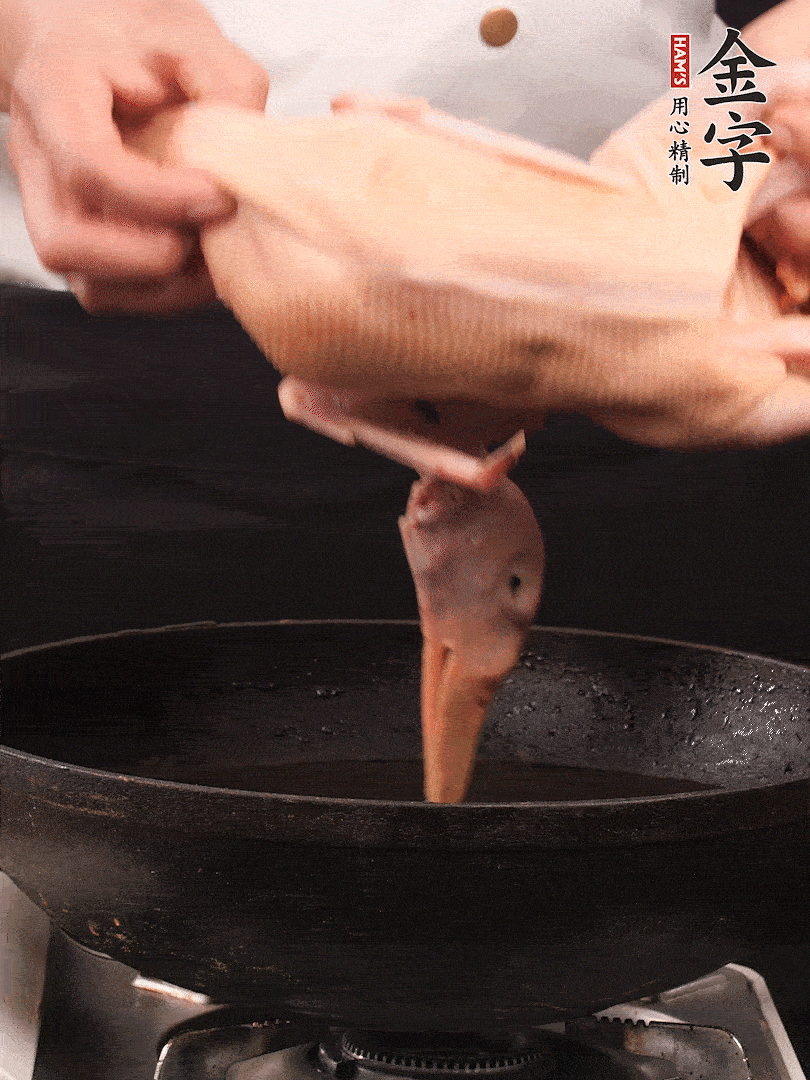 處理干凈的老鴨1只，黃酒小半碗，姜幾片，一起放入冷水，煮沸焯水3分鐘，去除血沫