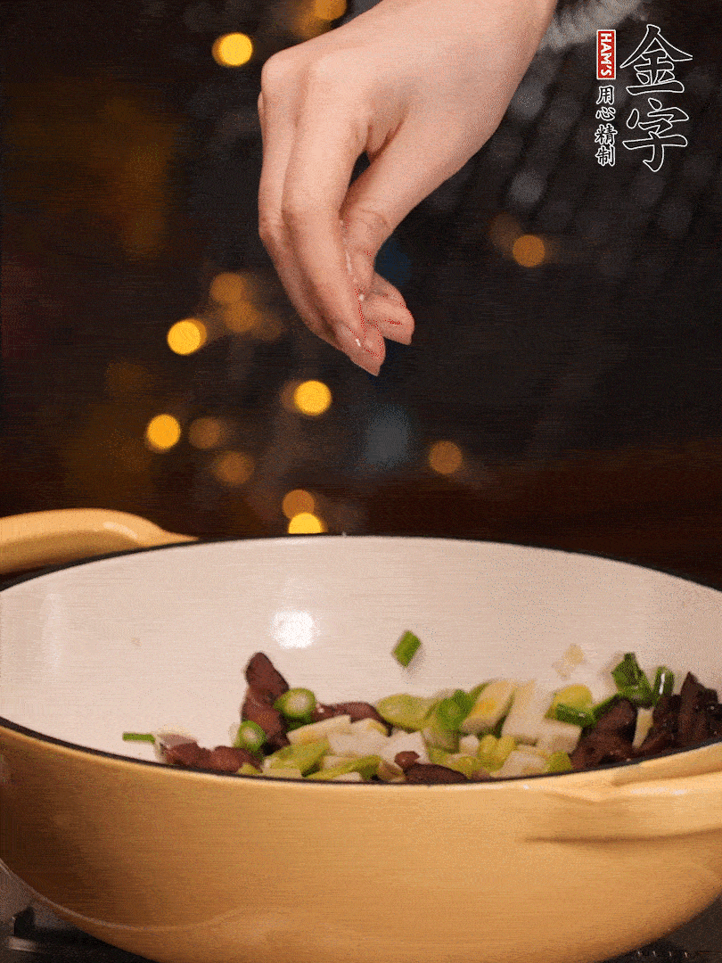 可以加點點水，再加菜苔，加點鹽、味精調(diào)味