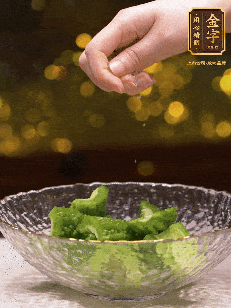 處理好的苦瓜切段（5cm），加點鹽鹽腌一下，去除一下苦味