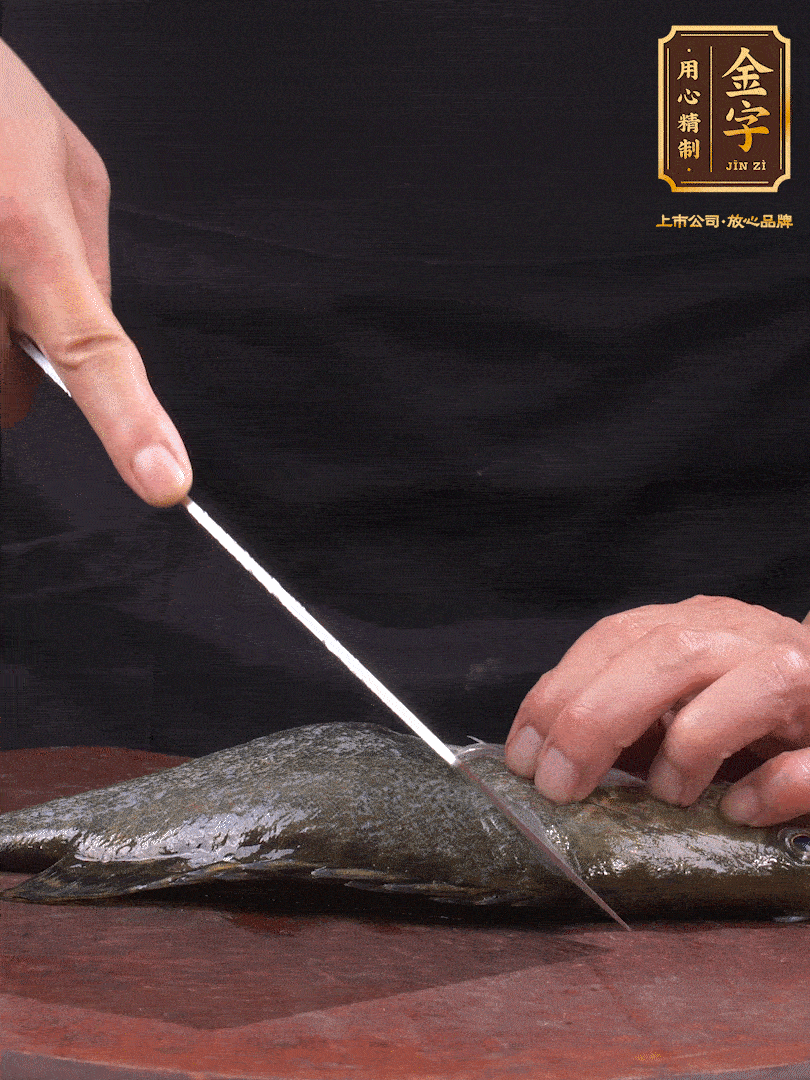 處理桂魚。收拾好的桂魚在兩側開花刀