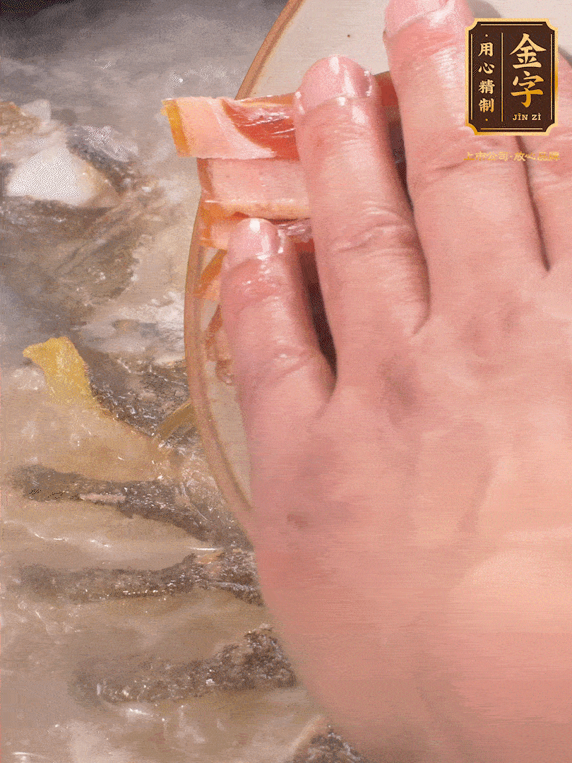 將煎好的魚，倒入三大碗開水。大火煮開后放入1個蔥結、2片姜片和1勺料酒和火腿片