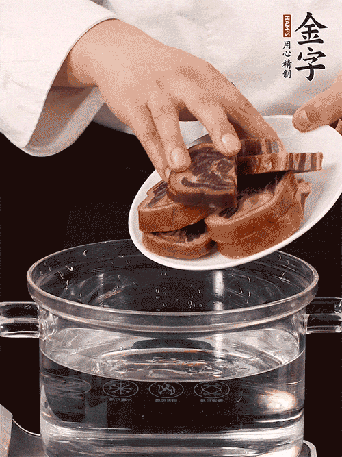 準(zhǔn)備食材。做金銀蹄有2個關(guān)鍵點：食材上火腿當(dāng)然得選足年發(fā)酵的金字火腿，新鮮豬爪最好選前腳、大小適宜的。