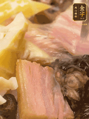 倒入滾燙的熱水，燉煮20分鐘，湯濃汁白
