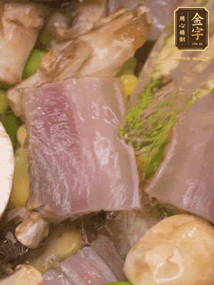 開蓋，放入河蝦繼續(xù)燜煮5分鐘