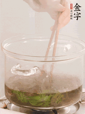 香椿焯水，變色后撈出，切成小段