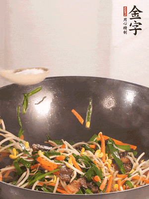 炒合菜：金字醬油肉、綠豆芽、韭菜