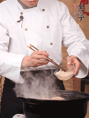 花膠、金湯放入鍋中小火再燉10分鐘