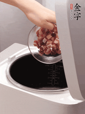鍋中倒入豬油，油熱后炒熟上海青，給倒少許鹽調(diào)味