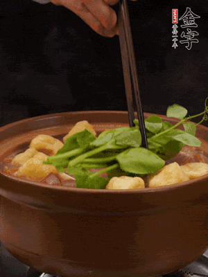 加筒骨煲的經(jīng)典配菜：金字土香腸、油豆腐、千張蓋上蓋子燜一會兒，耐心等候10分鐘。