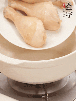 雞腿、火腿、干貝、蒜頭放入砂鍋內(nèi)燉1小時(shí)
