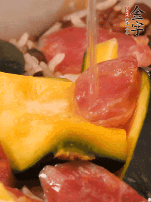 倒入溫開水，水量高出米面一個(gè)指節(jié)。