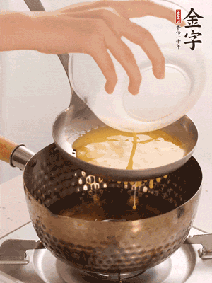雞蛋過(guò)篩子倒入油鍋炸成蛋酥，瀝干油。
