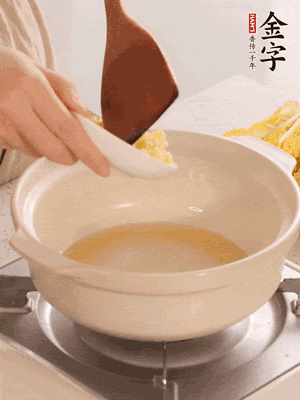 鍋里留少量底油煸香火腿和姜末。