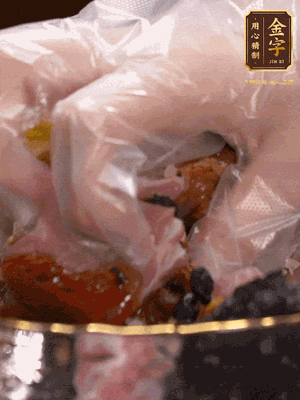 排骨洗凈后（蠔油、生抽、老抽、鹽、糖、淀粉、豆豉、蒜蓉、姜絲）腌制30分鐘