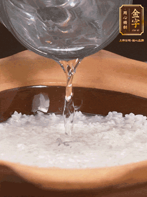 砂鍋底部刷一層油，加入大米和開水，水高1cm,大火燒開后轉(zhuǎn)中火煲5分鐘，到水微收干