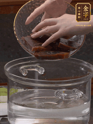 火腿蹄片冷水下鍋，水沸騰后煮5分鐘焯水