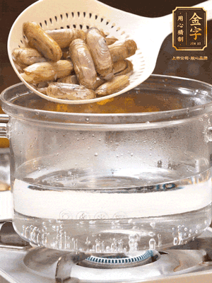 煮一鍋沸水，下蟶子汆燙30秒，撈出浸入冰水，取出蟶子肉