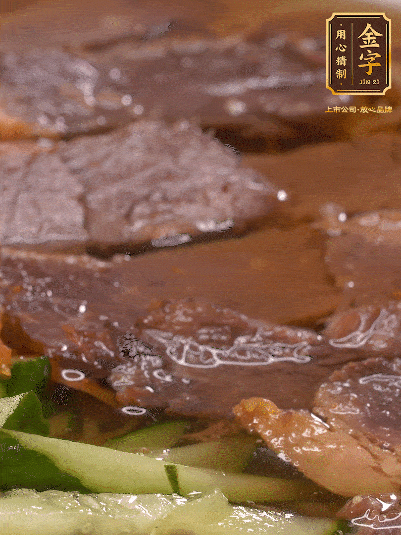 養(yǎng)麥冷面，涼水中清洗浸泡5分鐘，沸水中煮3分鐘，涼水漂洗沖涼