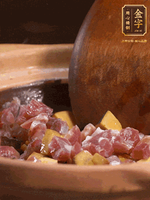 熱油下蒜片，倒入香腸丁、牛肝菌丁翻炒出香味