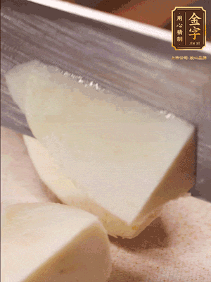 茭白去殼，底部一層老皮刨掉，切成滾刀塊
