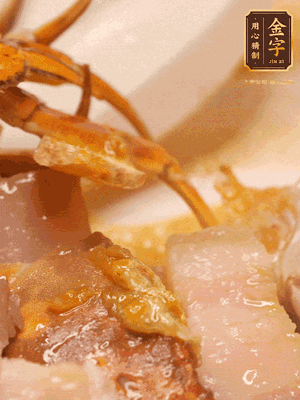 顏色變紅時(shí)，放蔥結(jié)、姜片煸香，再放咸肉、茭白、毛豆翻炒