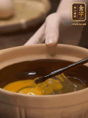 雞蛋打入砂鍋，充分打勻，1.5倍的溫水加一勺鹽，倒入蛋液中，攪拌均勻后用勺子舀去表面浮沫