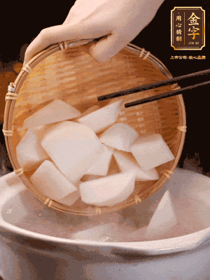 大火煮開(kāi)后，轉(zhuǎn)中小火燉40分鐘，挑出蔥結(jié)，再下蘿卜燉20分鐘