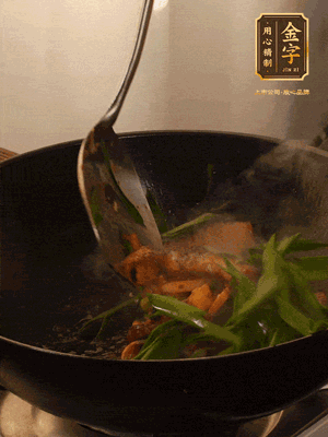 黃豆醬、鹽、糖調(diào)味，淋一圈花雕酒，蒜白先下，蒜葉后下