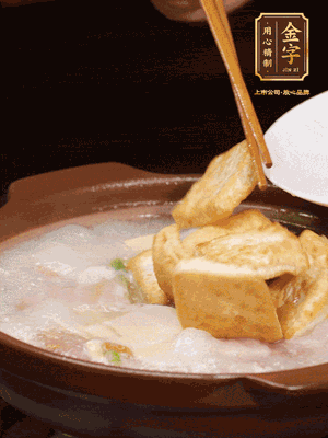 倒入開水大火煮開，轉(zhuǎn)中小火放咸肉，放一點(diǎn)點(diǎn)糖、味精慢燉10分鐘
