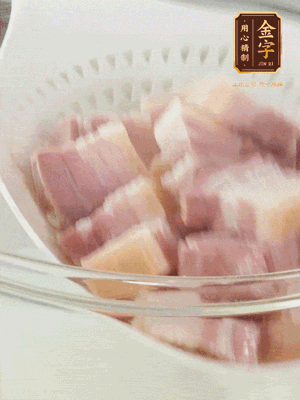 金字淡咸肉、排骨分別加料酒、蔥、姜冷水下鍋焯水，水開撇去浮沫撈出。