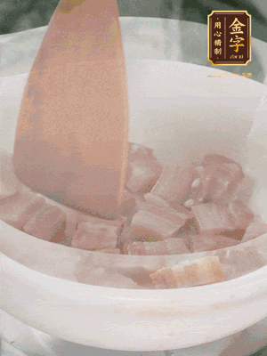 砂鍋內(nèi)咸肉微微煸出香味，再倒入開水。放排骨滾開后轉(zhuǎn)中小火篤30分鐘。（水盡量一次加足，以免中途加水沖淡鮮味。這一步是湯底濃白的關(guān)鍵）