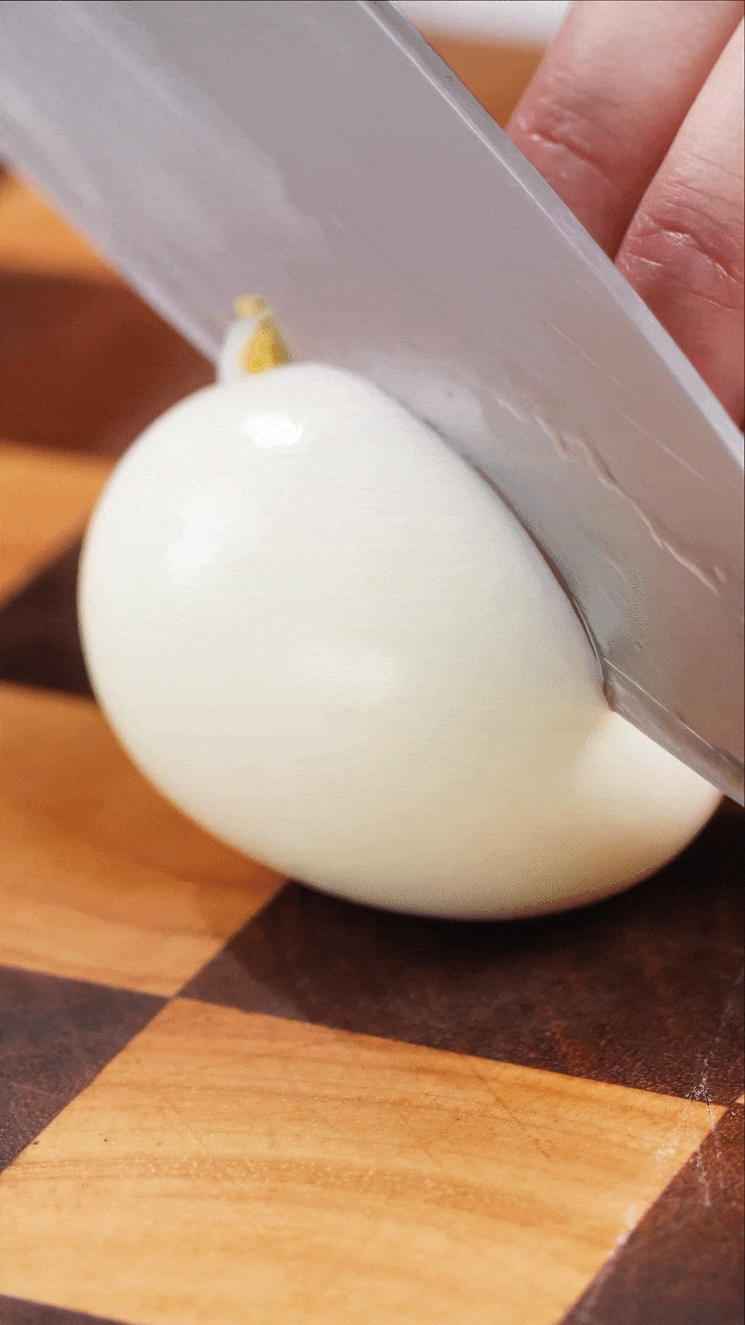 雞蛋煮熟，改刀備用