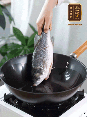 熱油，加1大勺豬油、姜片，再下鱸魚，煎至定型后翻面。（加點(diǎn)豬油，燉出的魚湯更容易變?yōu)榍逅哪贪咨?。?>
					</div>
					<span>步驟 3/6</span>
					<p>熱油，加1大勺豬油、姜片，再下鱸魚，煎至定型后翻面。（加點(diǎn)豬油，燉出的魚湯更容易變?yōu)榍逅哪贪咨?。?/p>
				</li><li>
					<div   id=