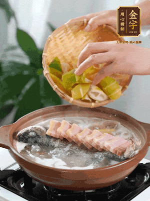 倒開水燉煮后轉(zhuǎn)移入砂鍋，淋料酒去腥、加少許鹽調(diào)味，再依次加咸肉、春筍燉煮15分鐘。