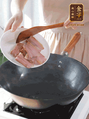 豬油熱鍋，下咸肉煸香，再下蔥姜提鮮