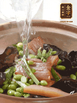 轉(zhuǎn)入砂鍋，加入開水、百葉結(jié)燉煮10分鐘